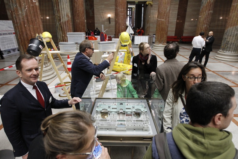 BesucherInnen besichtigen das Parlamentsgebäude