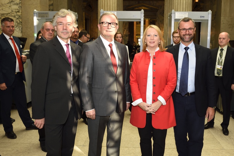 v.li.: Parlamentsdirektor Harald Dossi, Zweiter Nationalratspräsident Karlheinz Kopf (V), Nationalratspräsidentin Doris Bures (S) und Dritter Nationalratspräsident Norbert Hofer (F)
