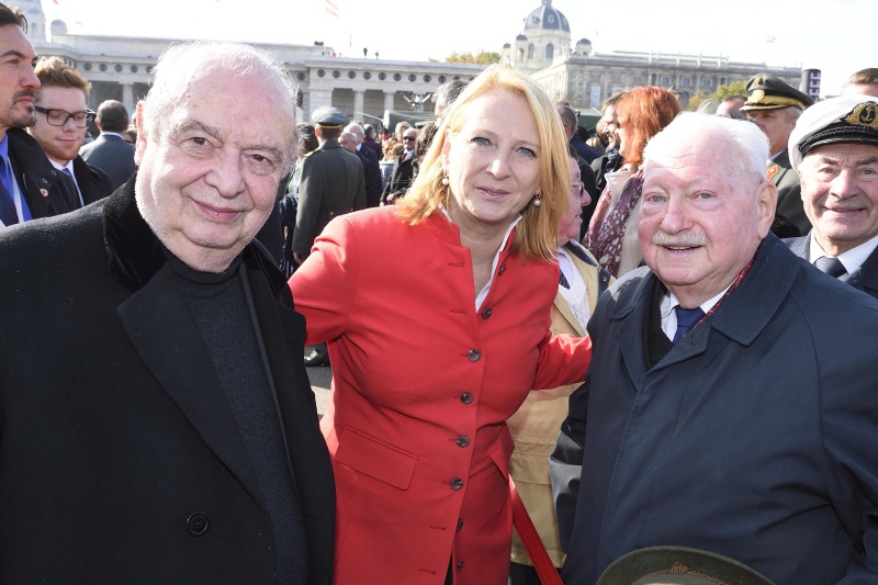 Nationalratspräsidentin Doris Bures (S) (Mitte) mit Besuchern am Heldenplatz
