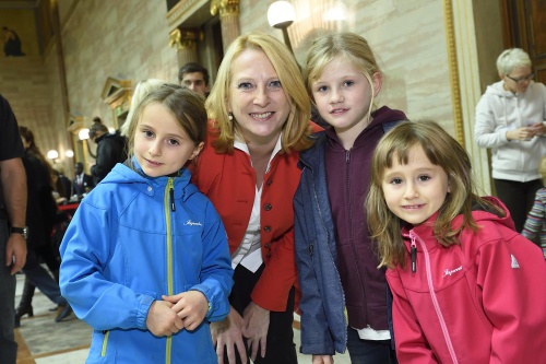 Nationalratspräsidentin Doris Bures (S) (2.v.li.) mit Kindern in der Säulenhalle