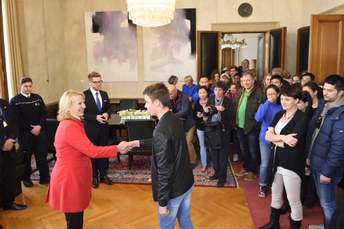 Nationalratspräsidentin Doris Bures (S) (li) begrüßt BesucherInnen
