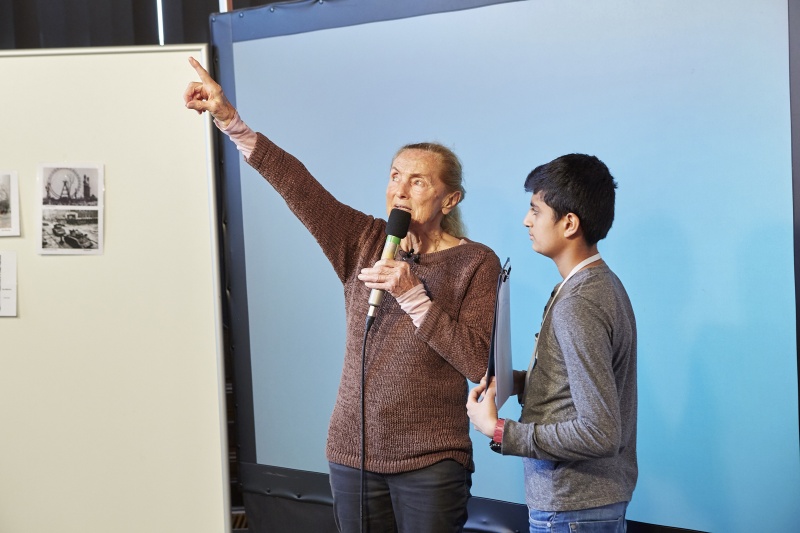 Schauspielerin und Zeitzeugin Erni Mangold im Interview mit einem Schüler