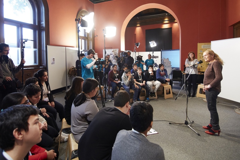 Schauspielerin und Zeitzeugin Erni Mangold erzählt den SchülerInnen aus ihrem Leben