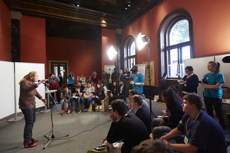 Schauspielerin und Zeitzeugin Erni Mangold erzählt den SchülerInnen aus ihrem Leben