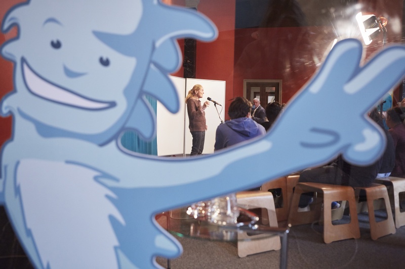 Schauspielerin und Zeitzeugin Erni Mangold erzählt den SchülerInnen aus ihrem Leben