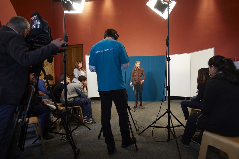 Schauspielerin und Zeitzeugin Erni Mangold erzählt den SchülerInnen aus ihrem Leben