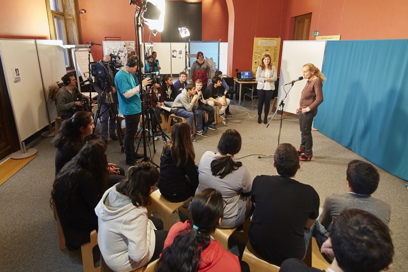 Schauspielerin und Zeitzeugin Erni Mangold erzählt den SchülerInnen aus ihrem Leben