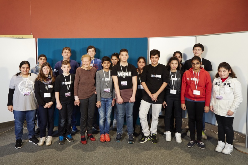 Gruppenfoto mit Schauspielerin und Zeitzeugin Erni Mangold (1. Reihe, 4.v.li.) und den SchülerInnen