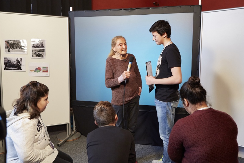 Schauspielerin und Zeitzeugin Erni Mangold im Interview mit einem Schüler
