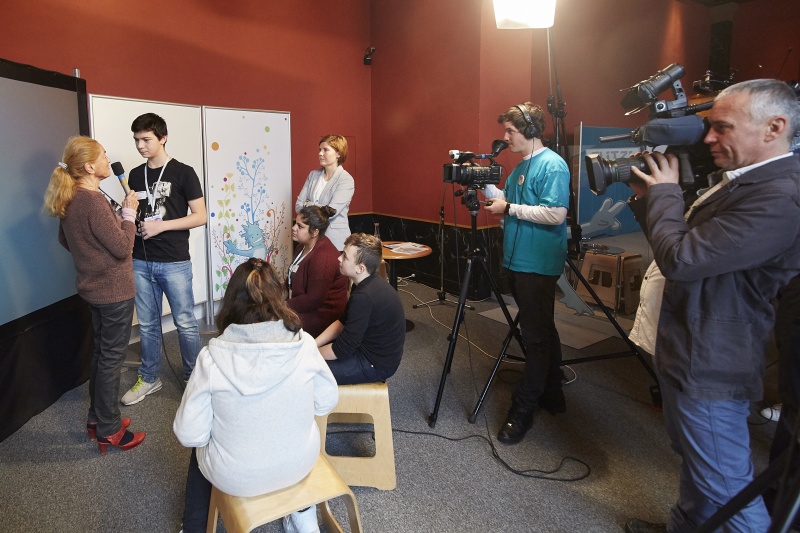 Schauspielerin und Zeitzeugin Erni Mangold im Interview mit einem Schüler