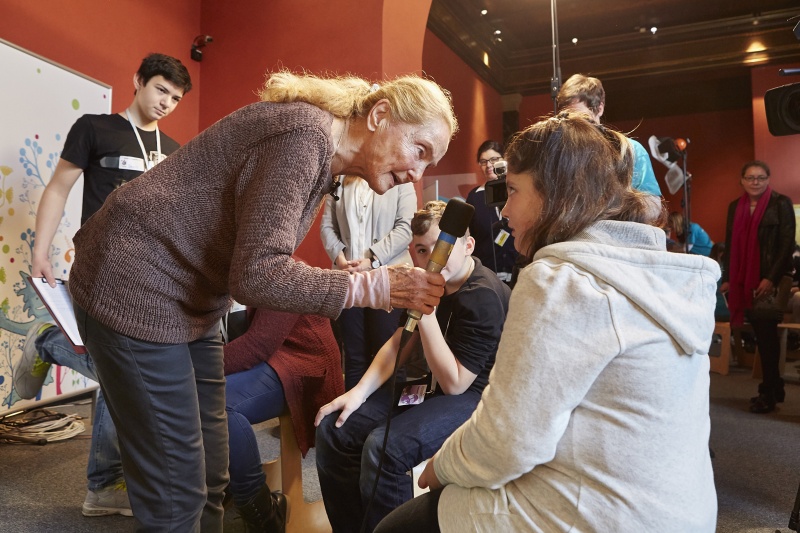 Schauspielerin und Zeitzeugin Erni Mangold im Gespräch mit einer Schülerin