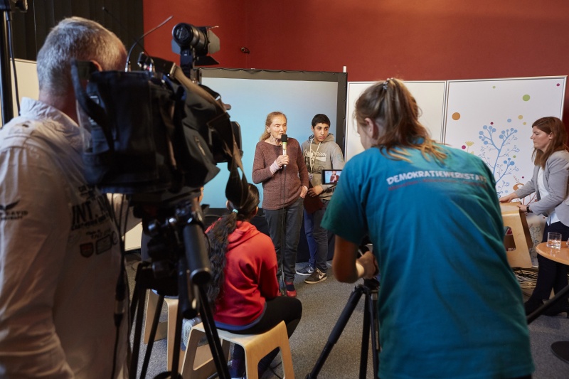 Schauspielerin und Zeitzeugin Erni Mangold im Interview mit einem Schüler