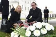 v.li.: Nationalratspräsidentin Doris Bures (S) und Zweiter Nationalratspräsident Karlheinz Kopf (V) bei der Kranzniederlegung
