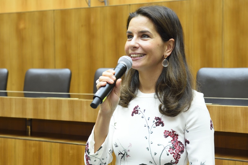 Moderatorin Sonja Kato-Mailath-Pokorny begrüßt die VeranstaltungsteilnehmerInnen