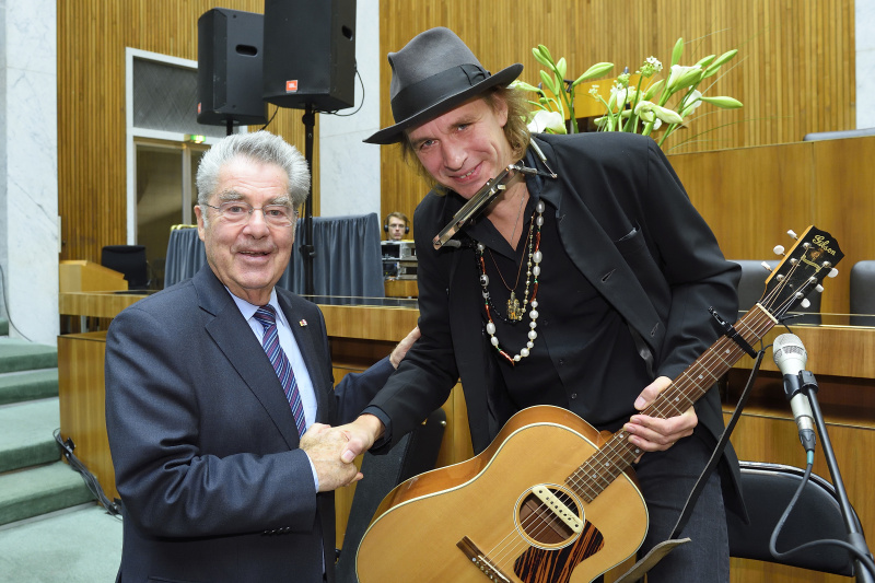 v.li.: Bundespräsident Heinz Fischer und Musiker Ernst Molden