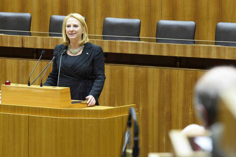 Nationalratspräsidentin Doris Bures (S) begrüßt die VeranstaltungsteilnehmerInnen