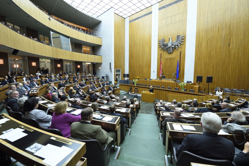 Nationalratspräsidentin Doris Bures (S) am am Rednerpult bei der Begrüßung. Blick Richtung VeranstaltungsteilnehmerInnen