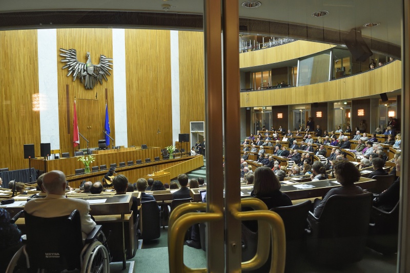 Blick in den NR-Saal. Musikalische Untermalung durch Ernst Molden