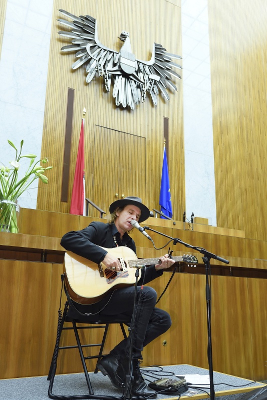 Musikalische Begleitung durch Ernst Molden