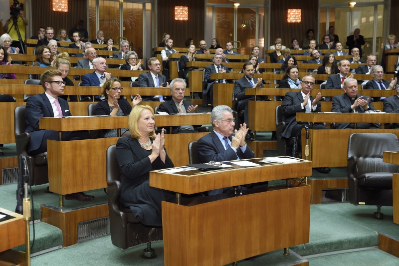 Blick Richtung VeranstaltungsteilnehmerInnen. Erste Reihe v.li.: Nationalratspräsidentin Doris Bures (S) und Bundespräsident Heinz Fischer
