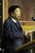 Professor Lu Jiaxian bei seinen Dankesworten am Rednerpult
