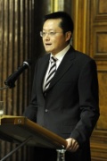 Botschafter Du Xiaohui Geschäftsträger der chinesischen Botschaft bei seiner Ansprache am Rednerpult
