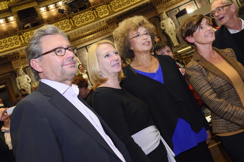 v.re.: Renata Schmidtkunz, Angela Davis, Nationalratspräsidentin Doris Bures (S) und ORF-Generaldirektor Alexander Wrabetz