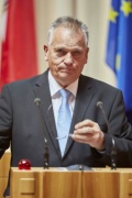 Bundesratspraesident Gottfried Kneifel am Rednerpult