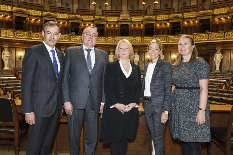 v.li.: Botschafter der Republik Frankreich Pascal Teixeira, Botschafter der Russischen Föderation Dmitrij Ljubinsij, Nationalratspräsidentin Doris Bures (S), Botschafterin der Vereinigten Staaten Alexa Wesner und Botschafterin von Grossbritannien Susan Le Jeune