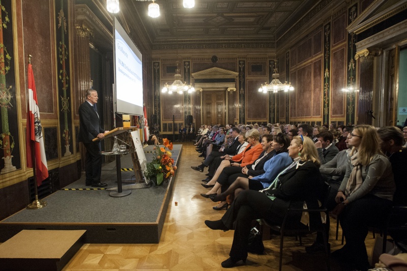 Vizekanzler Reinhold Mitterlehner (V) bei seiner Rede. Blick aufs Publikum