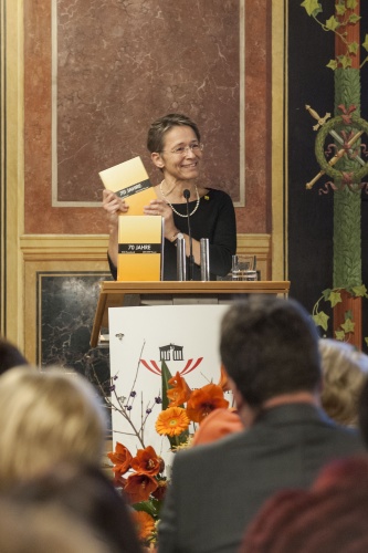 Buchautorin '70 Jahre: 1945 Frauenbund – 2015 ÖVP Frauen'  Univ. Prof. Anita Ziegerhofer am Rednerpult