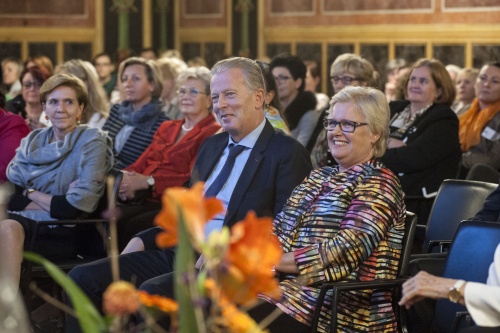 Blick Richtung VeranstaltungsteilnehmerInnen mit Bundesleiterin der ÖVP Frauen Dorothea Schittenhelm (re.) und Vizekanzler Reinhold Mitterlehner (V) (2.v.re.)