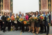 Gruppenbild mit ÖVP Frauen und Vizekanzler Reinhold Mitterlehner (6.v.li.)