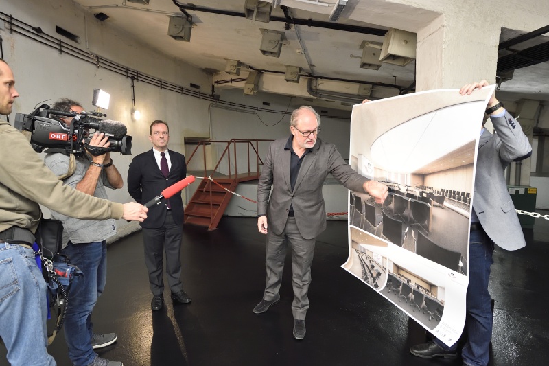 Architekt Andras Palffy (Mitte) mit JournalistInnen unterhalb des NR-Saales