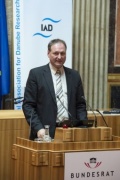 Generalsekretär der Internationalen Arbeitsgemeinschaft für Donauforschung Moderator Harald Kutzenberger am Rednerpult