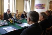 Die Österreichische Delegation mit dem zweiten Nationalratspräsidenten Karlheinz Kopf (V) (li.) während der Aussprache