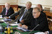 Die Weißrussische Delegation mit dem Metropolit von Minsk-Mahiljou, Erzbischof Tadeusz Kondrusiewicz (re.) während der Aussprache