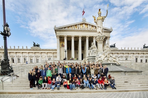 Gruppenfoto mit einer Schulklasse der Neuen Mittelschule Sattledt zusammen mit Bundesratspräsident Gottfried Kneifel (V) (Mitte) vor dem Parlament