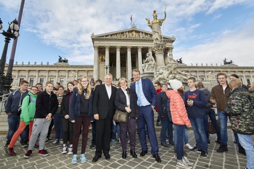 Gruppenfoto mit einer Schulklasse der Neuen Mittelschule Sattledt zusammen mit Bundesratspräsident Gottfried Kneifel (V) (Mitte)