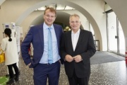 v.li,: Obmann der Neuen Mittelschule Sattledt Thomas Sallinger mit Bundesratspräsident Gottfried Kneifel (V)