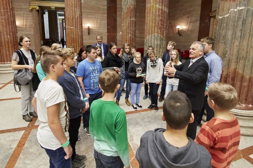Bundesratspräsident Gottfried Kneifel (V) mit SchüerInnen bei einer Führung in der Säulenhalle