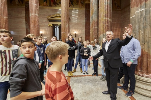 Bundesratspräsident Gottfried Kneifel (V) mit SchüerInnen bei einer Führung in der Säulenhalle
