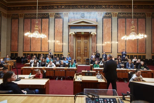 Bundesratspräsident Gottfried Kneifel (V) mit SchülerInnen im Bundesratssitzungssaal
