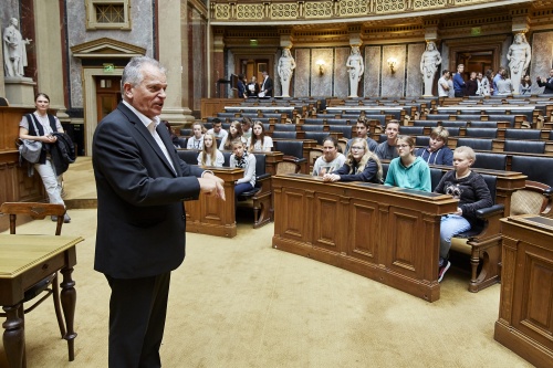 Bundesratspräsident Gottfried Kneifel (V) mit SchüerInnen bei einer Führung im Historischen Sitzungssaal