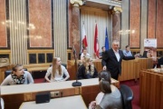 Bundesratspräsident Gottfried Kneifel (V) präsentiert den SchülerInnen den Bundesrat