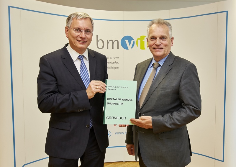 v.re.: Bundesratspräsident Gottfried Kneifel übergibt Verkehrsminister Alois Stöger das Grünbuch im Verkehrsministerium