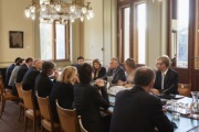 Aussprache. Linke Tischhälfte: Italienische Delegation. Rechte Tischhälfte: Österreichische Delegation mit Bundesratspräsident Gottfried Kneifel (V) (3.v.re.)