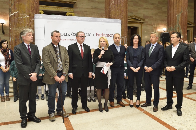 v.li.: Parlamentsdirektor Harald Dossi, Dritte Nationalratspräsident Norbert Hofer (F), Zweite Nationalratspräsident Karlheinz Kopf (V), Nationalratspräsidentin Doris Bures (S), SPÖ-Klubobmann Andreas Schieder, Klubobfrau der Grünen Eva Glawischnig-Piesczek, ÖVP-Klubobmann Reinhold Lopatka und  Klubobmann Team Stronach Robert Lugar