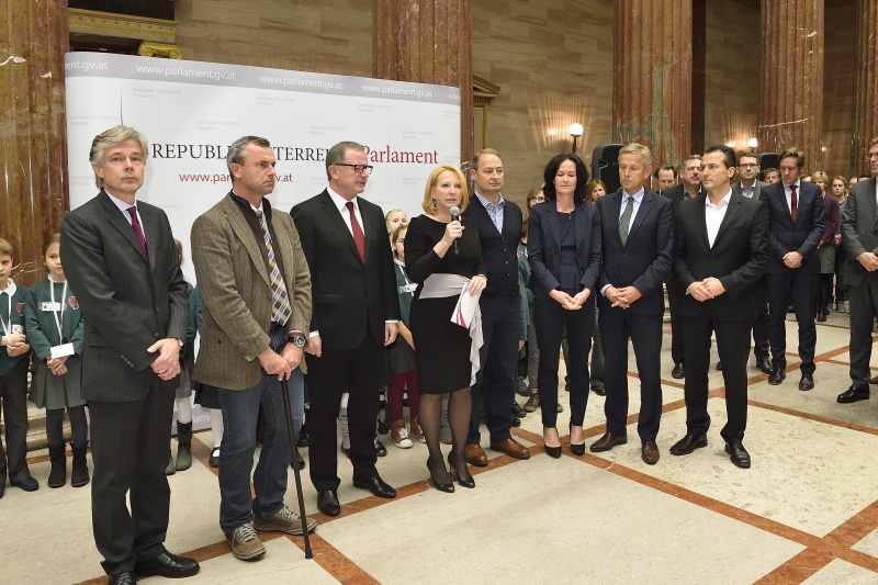 v.li.: Parlamentsdirektor Harald Dossi, Dritte Nationalratspräsident Norbert Hofer (F), Zweite Nationalratspräsident Karlheinz Kopf (V), Nationalratspräsidentin Doris Bures (S), SPÖ-Klubobmann Andreas Schieder, Klubobfrau der Grünen Eva Glawischnig-Piesczek, ÖVP-Klubobmann Reinhold Lopatka und  Klubobmann Team Stronach Robert Lugar