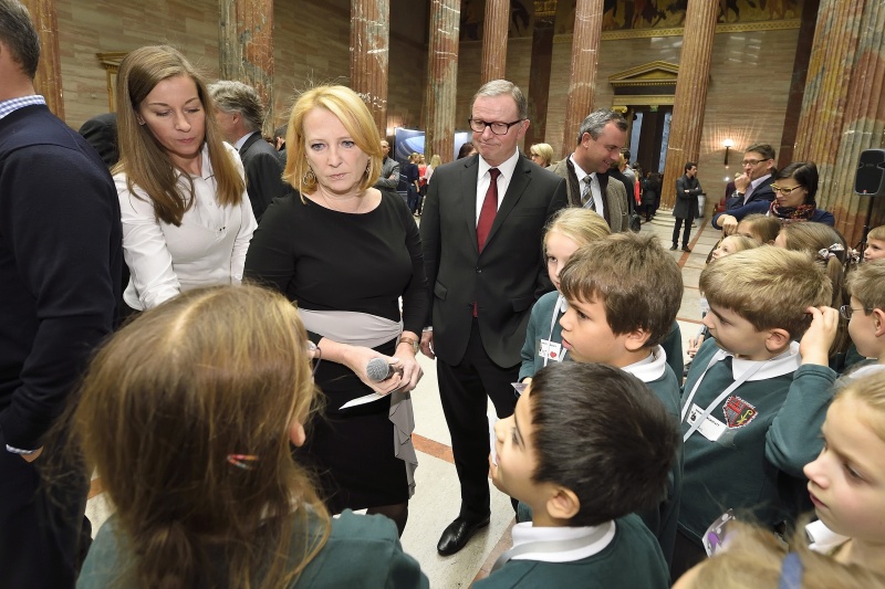 v.li.: Nationalratspräsidentin Doris Bures (S) und Zweite  Nationalratspräsident Karlheinz Kopf (V) mit SchülerInnen